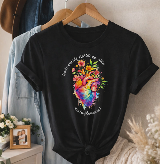 Camiseta onde existe amor de mãe, tudo floresce