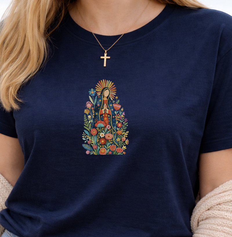 Camiseta Nossa Senhora de Guadalupe em Flores Aquarela