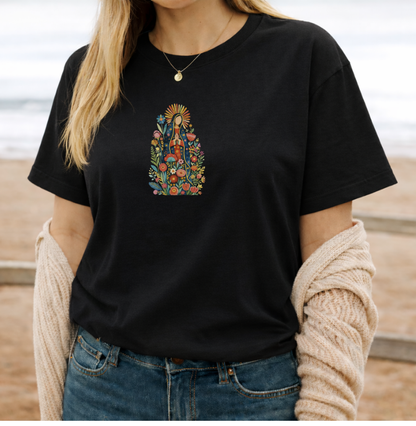 Camiseta Nossa Senhora de Guadalupe em Flores Aquarela