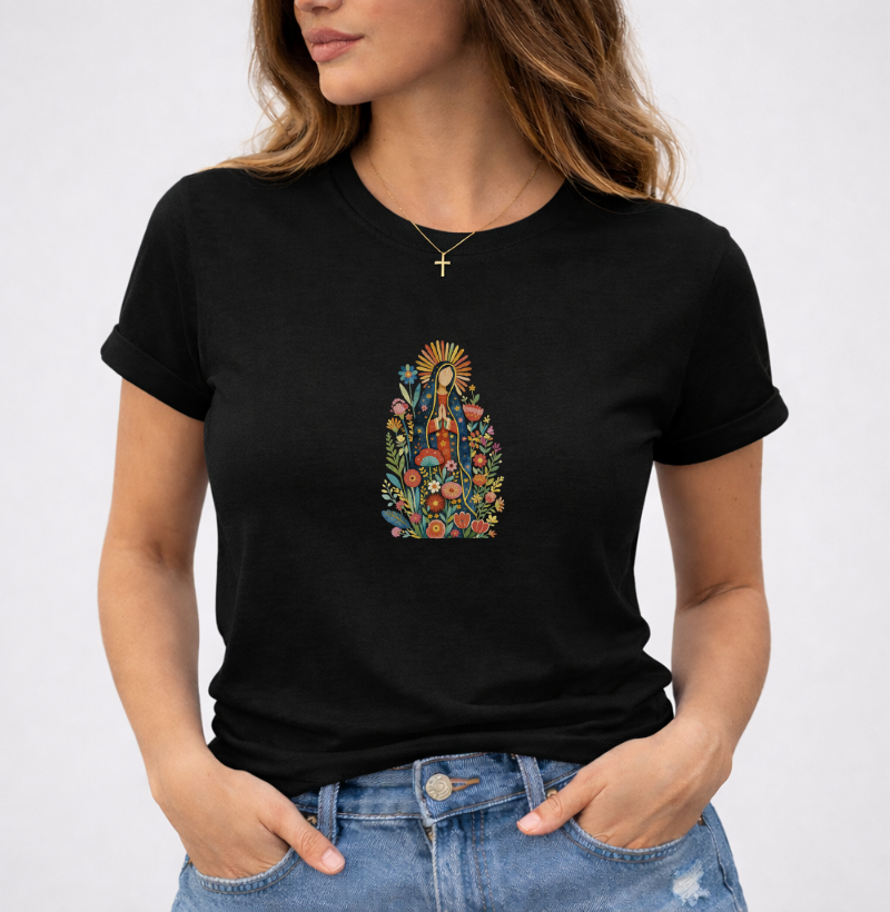 Camiseta Nossa Senhora de Guadalupe em Flores Aquarela