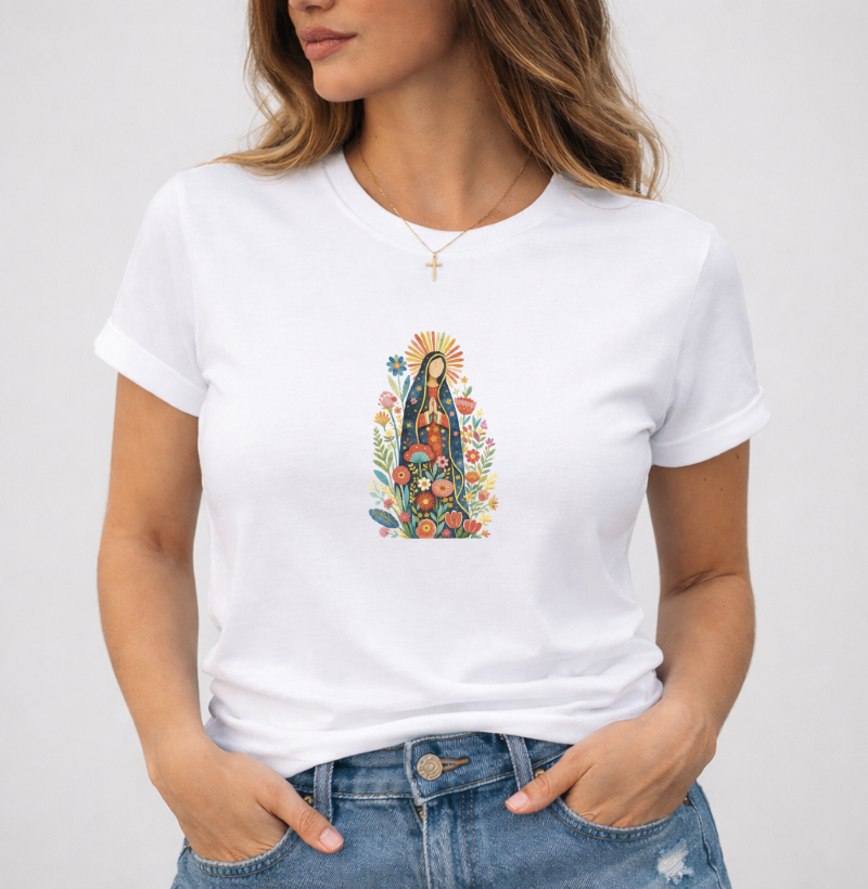 Camiseta Nossa Senhora de Guadalupe em Flores Aquarela