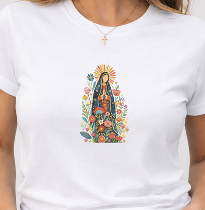Camiseta Nossa Senhora de Guadalupe em Flores Aquarela