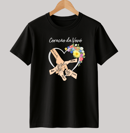 Camiseta Personalizada Coração da Vovó com as mãos dos netos