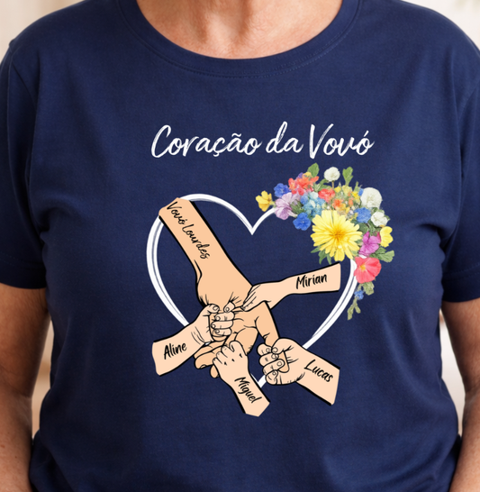 Camiseta Personalizada Coração da Vovó com as mãos dos netos