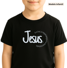 Camiseta Infantil Jesus é a Luz, esperança e eternidade