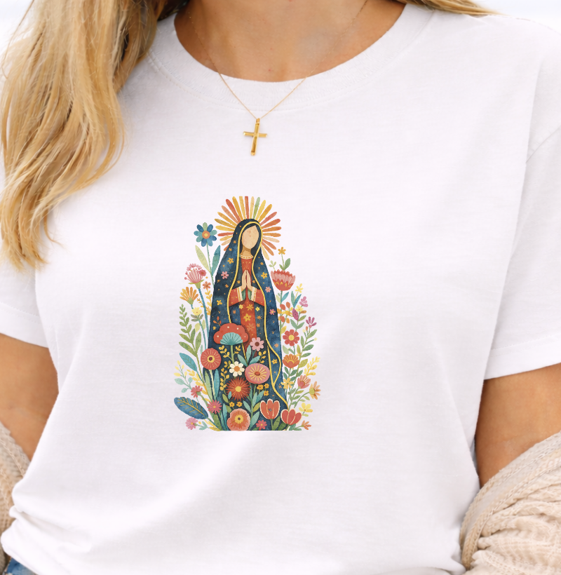 Camiseta Nossa Senhora de Guadalupe em Flores Aquarela